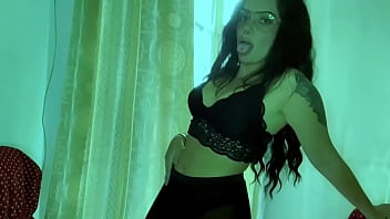 Esta jovencita esta muy salida alguien le apaga el fuego