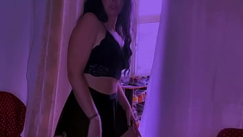 Esta jovencita esta muy salida alguien le apaga el fuego