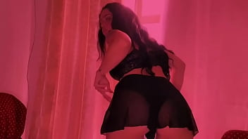 Esta jovencita esta muy salida alguien le apaga el fuego