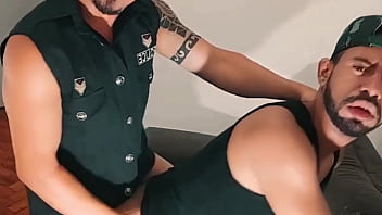 Um Novo Soldado Recruta Se Ajoelha Diante De Seu Superior Para Chupar Pau E Levar Rola Na Bunda thumbnail