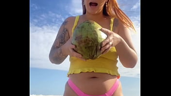 Usando Um Biquini Que Racha A Buceta thumbnail