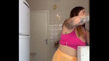 Marido me pegou no flagra lavando a sacada de biquini