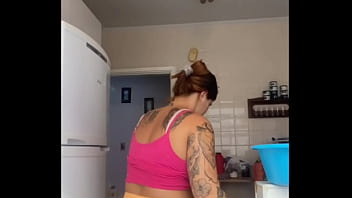 Marido me pegou no flagra lavando a sacada de biquini