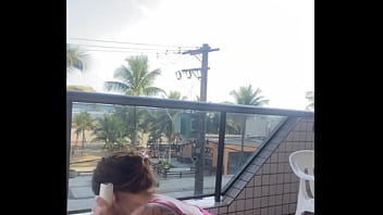 Marido me pegou no flagra lavando a sacada de biquini