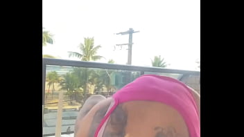 Marido me pegou no flagra lavando a sacada de biquini