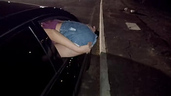 Casada com rabo na janela oferecendo cu pra todos na rua em público