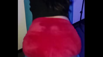 Zorra en falda roja da las nalgas y grita que rico Zorra en falda roja da las nalgas y grita que rico