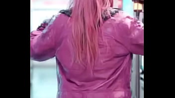 Imagine fazer compras e do nada uma gata assim aparece