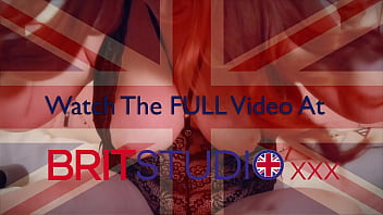 Gorgeous readhead makes herself cum