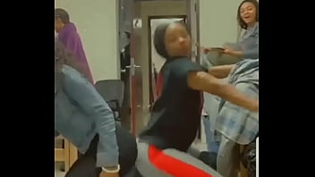 Ebony young shakin ass