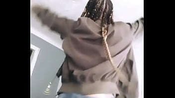 Light skinned bitch twerking