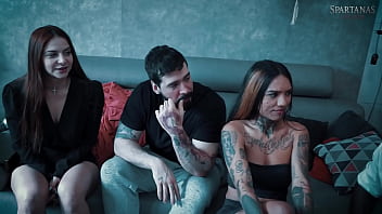 No halloween amigos são possuídos pelos desejos da entidade