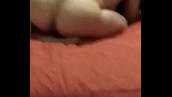 Llenándole el culo con mucha leche