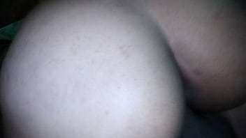 Mi ex de 21 se moja rico mientras me monta