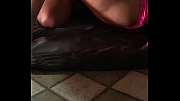 Vai amor goza no meu cú se machuca na academia e acaba fodendo forte e tomando gozada do personal