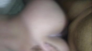 O safado combinou de botar a piroca no cú da magrela