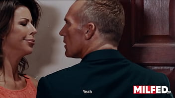 La milf alexis fawx s&eacute;duit son m&eacute;decin avec ses &eacute;normes seins milfed