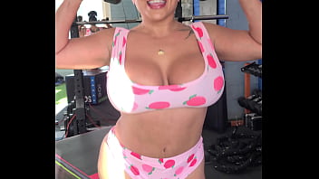 Kiara mia curvy milf fucked by her gym trainer