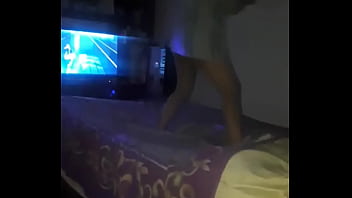 Impresionante morocha bailando a todo ritmo para su marido en la cama de otros
