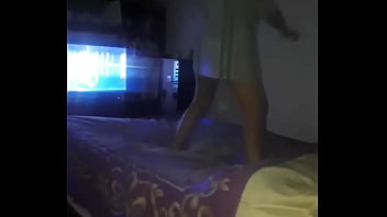 Impresionante morocha bailando a todo ritmo para su marido en la cama de otros