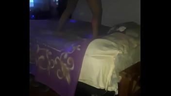 Impresionante morocha bailando a todo ritmo para su marido en la cama de otros