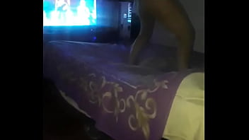 Impresionante morocha bailando a todo ritmo para su marido en la cama de otros