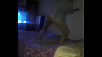 Impresionante morocha bailando a todo ritmo para su marido en la cama de otros