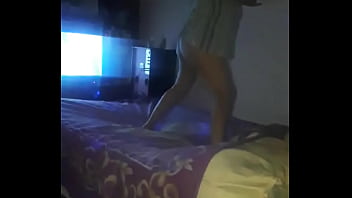 Impresionante Morocha Bailando A Todo Ritmo Para Su Marido En La Cama De Otros thumbnail