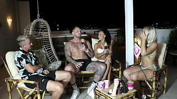 Ele teve um orgasmo no encontro com ela após uma massagem bruna e ale sheer red