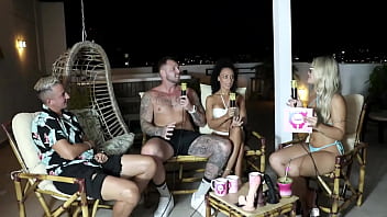 Ele teve um orgasmo no encontro com ela após uma massagem bruna e ale sheer red