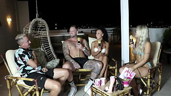 Ele teve um orgasmo no encontro com ela após uma massagem bruna e ale sheer red