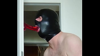 Oraler spaß mit roten dildo