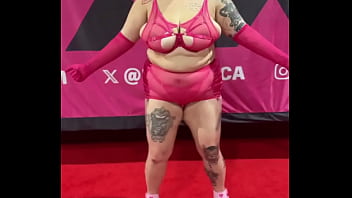 If any folks are still in town from exxxotica i’d love to collab hmu