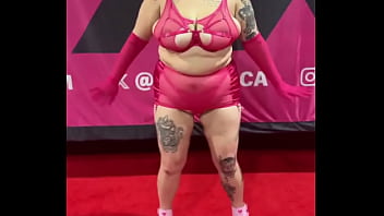 If any folks are still in town from exxxotica i’d love to collab hmu