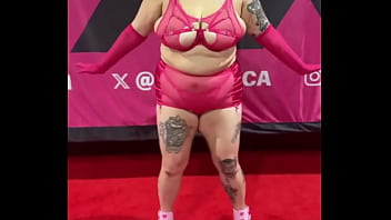 If any folks are still in town from exxxotica i’d love to collab hmu