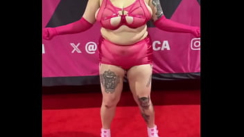 If any folks are still in town from exxxotica i’d love to collab hmu