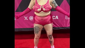 If any folks are still in town from exxxotica i’d love to collab hmu