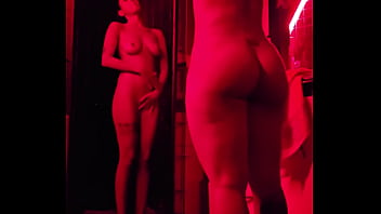 Sexo lésbico entre duas gostosas no chuveiro