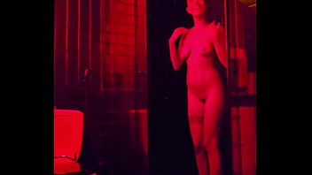 Sexo lésbico entre duas gostosas no chuveiro