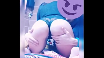 Le gusta que le manoseen el culo