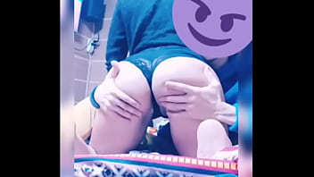 Le gusta que le manoseen el culo