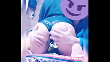 Le gusta que le manoseen el culo