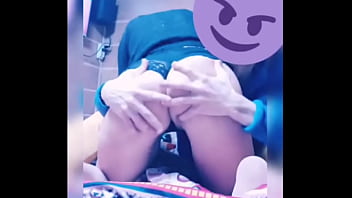 Le gusta que le manoseen el culo