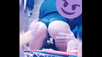 Le gusta que le manoseen el culo