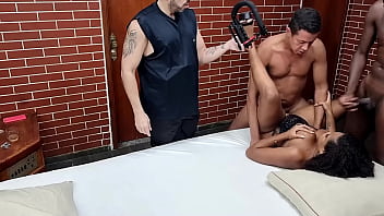 Bastidores da gravação da safada mary bombom ganhando muita pica e leite