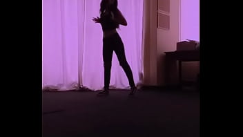 Perra pide pene bailando