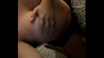 Gorda enseñando las tetas y masturbándose en meetme