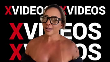 Verificação da modelo do xvideos com ela segurando a placa