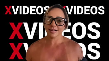 Verificação da modelo do xvideos com ela segurando a placa