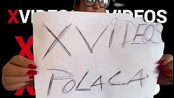Verificação da modelo do xvideos com ela segurando a placa